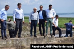 Petre Daea (centru) a fost audiat pe 22 iulie la DNA pentru că una din cele patru persoane căreia fostul ministru Chesnoiu le-ar fi dat subiectele pentru concursul de angajare ar fi fost „pila” acestuia.