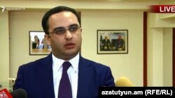 Глава офиса второго президента Армении Роберта Кочаряна Виктор Согомонян беседует с журналистами, Ереван, 9 июля 2018 г.