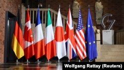 Флаги "Группы семи" и Евросоюза, который участвует в заседаниях клуба