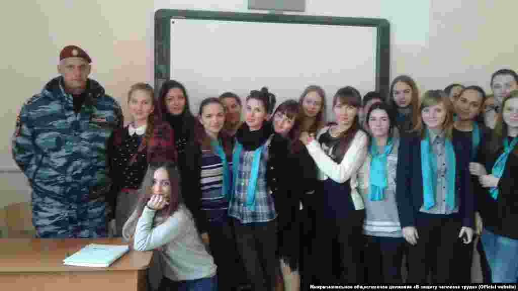 Прокуратура Автономної Республіки Крим направила до суду обвинувальний акт стосовно колишнього заступника командира севастопольського спецпідрозділу &laquo;Беркут&raquo; Олександра Чередниченка. У прокуратурі стверджують, що в 2014 році Олександр Чередниченко перешкоджав в'їзду до Криму представників міжнародних організацій та працівників державних і правоохоронних органів України, організувавши перевірки документів на контрольно-пропускному пункті &laquo;Чонгар&raquo;. На фото він &ndash; зліва &ndash; на зустрічі зі студентами в Криму