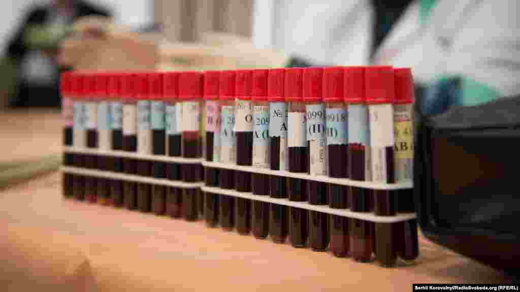 Після здачі крові її відправлять на станцію переливання. Там її перевірять, і після цього з неї зроблять препарати, які доставлять безпосередньо у лікарні