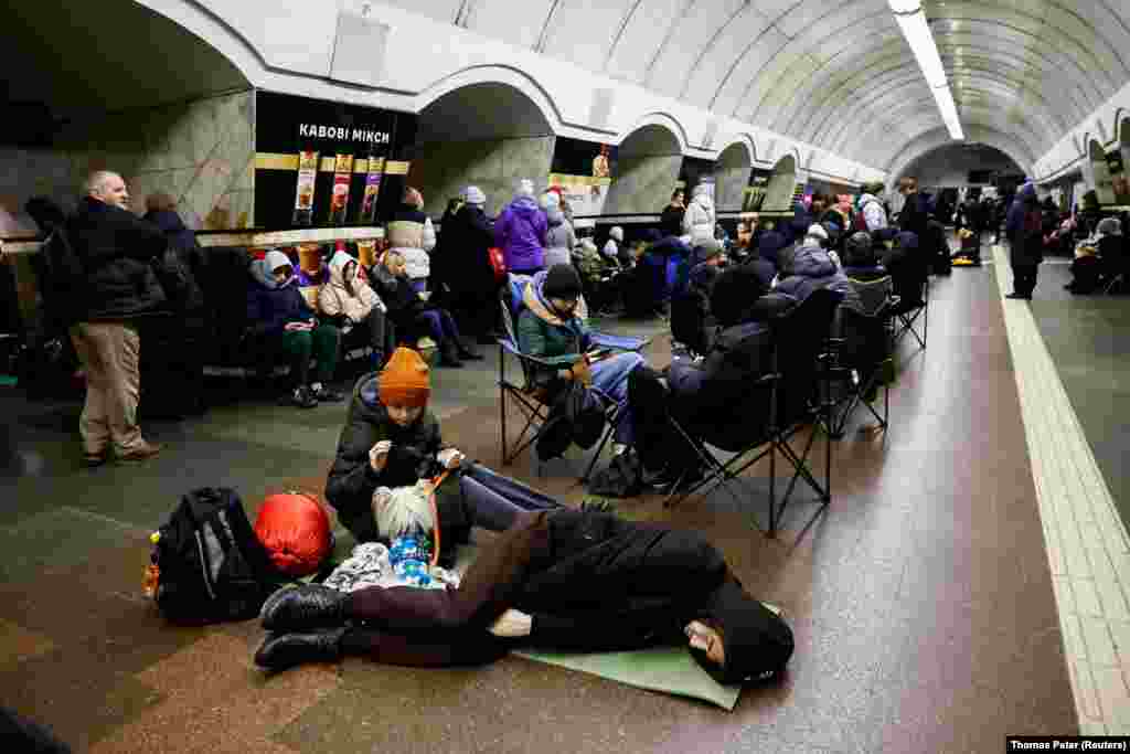 Njerëz të strehuar brenda stacionit Lukyanivska në dhjetor 2024, gjatë një sulmi ajror.Ky stacion metroje është një nga shumë të tillë në Kiev që shpesh mbushet me banorë të lagjeve përreth, të cilët strehohen aty gjatë alarmeve për sulme.
