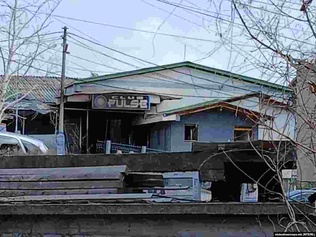 Objekti i djegur i klubit Pulse në mëngjesin pas ngjarjes tragjike.