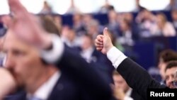 Noul legislativ al UE, rezultat din alegerile din 6-9 iunie, își ține săptămâna aceasta prima ședință plenară. El are o componentă de extremă dreapta mai mare decât cel precedent, dar „centrul” politic a reușit deocamdată să izoleze extremiștii. 