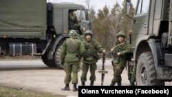 Російські військові без розпізнавальних знаків біля заблокованої української частини А-0883. Керч, березень 2014 року