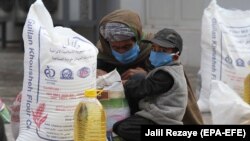 توزیع مواد غذایی به خانواده های بی بضاعت. عکس از آرشیف