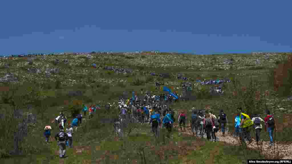 Травень 2017. Золото-блакитні прапори під час традиційного підйому на Чатир-Даг напередодні Дня пам'яті жертв насильницької депортації