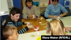 Мүмкіндігі шектеулі балалар отбасылық  шығармашылық шеберханасында сабақта отыр. Қарағанды, 4 мамыр 2013 жыл.