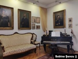 Expoziție permanentă la Muzeul Casa Mureșenilor din Brașov. Mobilă de epocă, tablouri, pian.