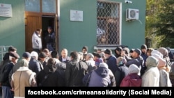 Bir qaç on qırımtatar faali Aqmescitteki Qırımnıñ Rusiye ükümetiniñ binasına kelip, FSB tarafından terrorizmde qabaatlanıp tutulğan vatandaşları aqqında bilgi almaq istey, 2025 senesi oktâbrniñ 16-sı