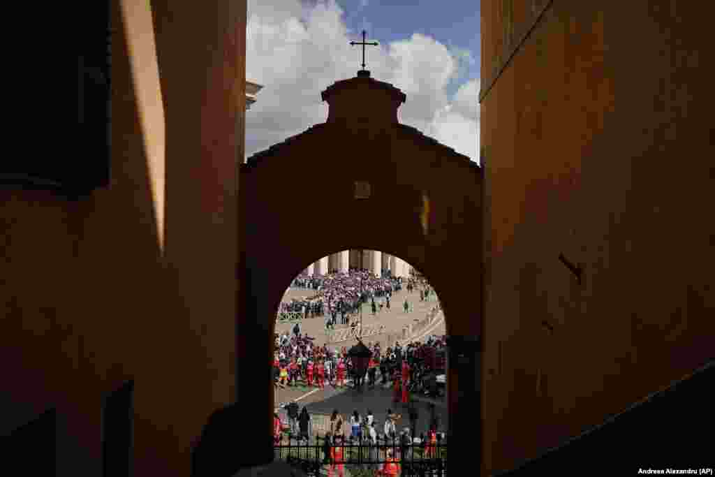 Кардинал Хорхе Маріо Берґольйо з Аргентини був обраний папою Римським у березні 2013 рокуПро папу Франциска і Україну читайте тут:Папа Франциск: віхи життя, акценти папства й оцінка війни Росії проти УкраїниПапа-реформатор, якого «заносило» в питанні російсько-української війни