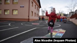 Elevii de la clasele primare vor veni în formație completă la școală.