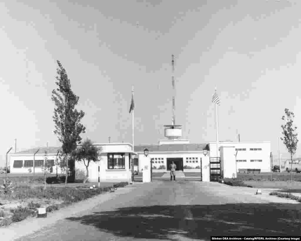 Мавҷгири марказии РАО дар шаҳри Глория наздикии Лиссабони Португалия ҷойгир буд. Радиои Аврупои Озод/Радиои Озодӣ (РАО/РО) тавассути мавҷи кӯтоҳи қавӣ дар Олмон, Испания ва Португалия садои худро ба кишварҳои Аврупои Шарқӣ ва СССР мефиристод. 