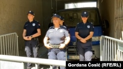 Policajke ispred zgrade Jedinice za zaštitu određenih objekata i ličnosti, 19. avgusta 2025.