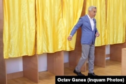 Fostul candidat prorus Călin Georgescu iese din cabina de vot în primul tur al alegerilor prezidențiale reluate, pe 4 mai 2025, la care el nu a mai putut participa.