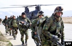 دا د ۲۰۱۱ز کال د مارچ ۱۱مې نيټې عکس چې پکې امريکايي عسکر په ګردېز کې تر عملياتو وروسته باګرام پوځي اډې ته ستانه شوي.عکس-ارشېف