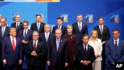 24-25 ივნისს ჰააგაში გაიმართა ნატოს სამიტი, რომლის პარალელურად - ჩრდილოატლანტიკური საბჭოს შეხვედრის გარდა - გაიმართა არაერთი უმაღლესი დონის შეხვედრა.