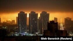 Një shpërthim droni ndriçon qiellin mbi qytet gjatë një sulmi me dronë rusë, mes sulmeve të Rusisë ndaj Ukrainës, në Kiev, Ukrainë, më 25 maj 2025.