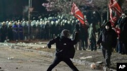La Istanbul, dar şi la Ankara şi Izmir, au avut loc noi proteste sâmbătă seară, având loc noi ciocniri între manifestanţi şi forţele de ordine.