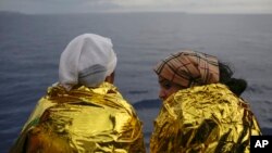 Aproape 190 de mii de oameni au traversat în 2023 Mediterana, înspre Europa, încercând să scape de conflict sau în căutarea unei situații economice mai bune. Unele guverne din UE au răspuns cu politici imigraționiste mai dure, ba chiar cu pedepsirea salvatorilor pe mare. 