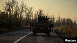 Українські військові в броньованому автомобілі поблизу Слов’янська, вересень 2025 року