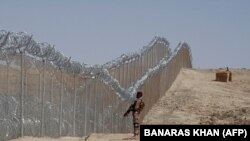 افغانستان او پاکستان شاوخوا ۲،۶۰۰ کيلوميټره پوله لري چې په ۱۸۹۳ز کال کې د هند پر نيمې وچې د هغه وخت بريتانوي واک پر مهال په افغانستان کې دننه کښل شوې وه.