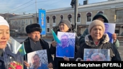 Алматыда блогер, белсенді Мирболат Мырзатайұлына бостандық талап етіп алаңға шыққан адамдар. 16 желтоқсан, 2025 жыл.