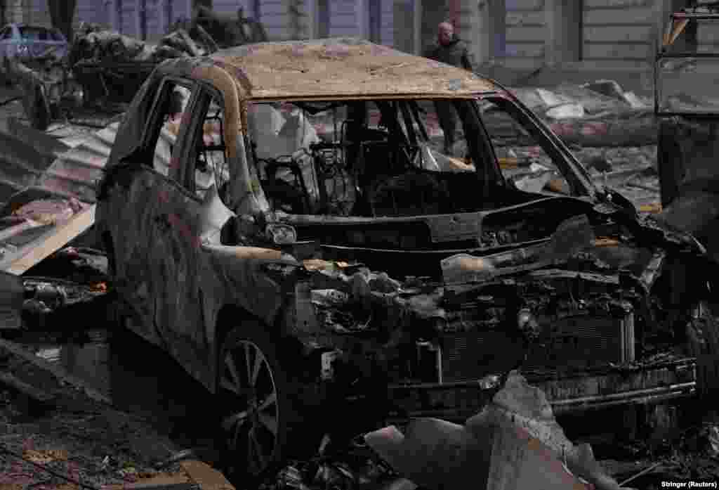 Згоріла через російську атаку автівкаПрезидент України Володимир Зеленський закликав до жорсткої реакції міжнародної спільноти. «Без тиску на агресора мир неможливий. Розмови ще ніколи не зупиняли балістику та авіабомби. Потрібне таке ставлення до Росії, на яке заслуговує терорист», – написав глава держави 