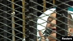 Хосни Мүбәрәк сот алдында жауап беріп жатыр.  Каир. 3 тамыз 2011 жыл.