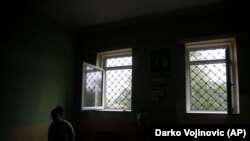 U oblasti zaštite žena žrtava nasilja, GREVIO navodi da nedostatak resursa otežava efikasno pružanje i opštih i specijalizovanih usluga podrške žrtvama. 