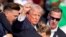 Fostul președinte american Donald Trump, candidatul republican la președinție, este escortat de agenți ai Serviciului Secret după ce asupra sa au fost trase focuri de armă în timpul unui miting de campanie în Butler, Pennsylvania, pe 13 iulie 2024.