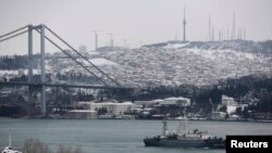 Розвідувальний корабель Чорноморського флоту Росії «SSV-201 Приазов’я» у водах Босфорської протоки на шляху в Середземне море. Лютий 2015 року