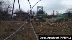 საგუშაგო ჯიხურს მინები ჩაუსვეს და მწვანედ შეღებეს.