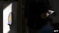 Një qytetar i Kosovës duke votuar. Fotografi nga arkivi. 