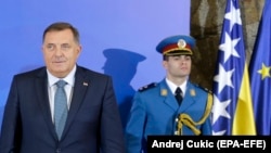 Milorad Dodik stoji ispred zastave BiH, fotoarhiv