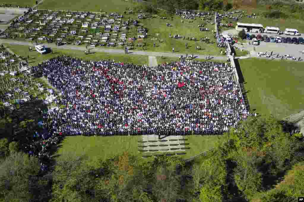 Hiljade ljudi prisustvovale su kolektivnoj dženazi za 19 žrtava poplava i klizišta na području Jablanice.