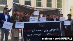 د کابل پوهنتون معترض محصلان چې په لاسو کې یې د وروستي برید په اړه شعارونه نیولي