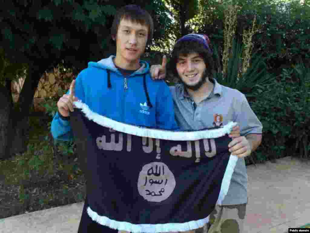 Несколько жителей Жезказгана, с которыми удалось поговорить корреспонденту Азаттыка, назвали своего земляка Теймура Балакишиева в числе тех, кто &laquo;отправился в Сирию на джихад&raquo;. Мать Теймура, не пожелавшая назвать своего имени, сказала, что ее сын находится не в Сирии, а "поехал учиться в Египет". Пользователь социальной сети &laquo;Мой мир&raquo; под именем Теймур Балакишиев указывает в анкете, что родился в 1994 году, учился в школе № 13 города Жезказган. На одной из фотографий в обнимку с другом он опирается на костыль и держит в руках черное знамя с надписью на арабском &laquo;Нет бога кроме Аллаха&raquo;.