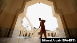 Чоловік прибирає мечеть перед священним місяцем Рамадан в Пешаварі, Пакистан, 12 квітня 2021 року