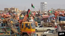 په چمن کې د افغان کډوالو لارۍ او ګاډي پر ډېورنډ کرښه د اوښتو په انتظار دي - د اپرېل ۲۲مې انځور. 