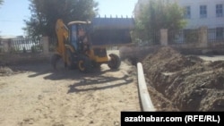 Suw geçiriji turbalar gazylyp çykarylýar, Türkmenistan 