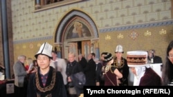 Кыргыз мигранттары Чехиядагы “Алтерра” (Alterra) кайрымдуулук уюмунун Кыргызстандагы балдар үйүнө жардам көрсөтүү максатында уюштурган кайрымдуулук кечесине көмөк көрсөтүштү. 2010-жылдын 19-октябры. Прага ш. TCh.