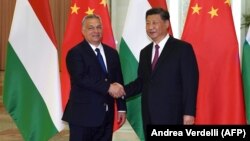 Унгарскиот премиер Виктор Орбан се ракува со кинескиот претседател Си Џинпинг во Пекинг, 25 април 2019 година
