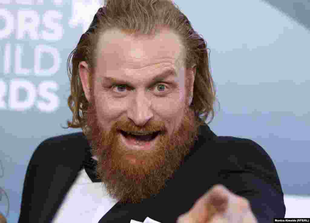 Зірка &laquo;Гри престолів&raquo; Кристофер Хив'ю на своїй сторінці в інстаграм&nbsp;повідомив, що отримав результат тесту на коронавірус і він виявився позитивним. Разом зі своєю родиною, актор пішов на самоізоляцію, проте пише, що почуває себе непогано. Закликає всіх мити руки, дотримуватись карантину і дистанції в півтора метри один від одного