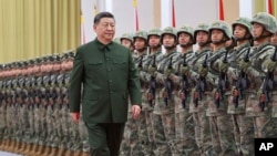 ჩინეთის პრეზიდენტი სი ძინპინი ჯარს ათვალიერებს. მაკაო, 20 დეკემბერი, 2024.