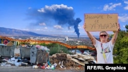 Kolažna ilustracija. Učesnica protesta drži natpis "Vaši izbori su se ugušili"