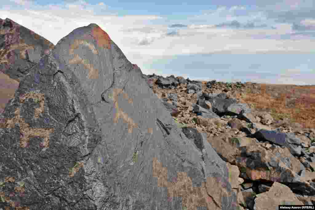 Бес жылдан соң туристердің бірі Батыр Айтбаев, Галина Кердяшкина және Владислав Кердяшкин арнайы мақала жариялап, Іле Алатауындағы жаңа петроглифтердің табылғаны жайлы ғылыми қауымдастыққа хабарлады. 2014 жылы тамыз айында олар тағы бір экспедицияға шығып, петроглифтерді суретке түсірген. Олар 94 тастан 166 сурет тапқан. 2017 жылды кішігірім кітап басып шығып, "Емшек тауының петроглифтері" атты кітап жарық көрді. Ғылыми қауымдастық бұл оқиғаны аса жылы қабылдамаған. Мүмкін, бұған авторлардың петроглифтерді әуесқой-археолог ретінде сипаттауы себеп болған шығар. Батыр Айтбаевтың мамандығы - дәрігер, Галина Кердяшкина ауыл шаруашылығы институтын бітірген. Сол себепті Қыземшектегі петроглифтерге қатысты ғылыми еңбектерде бұл кітапқа сілтеме берілмеген.