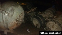 ДТП в Таш-Кумыре в ночь на 6 ноября. Минивен Honda Stepwgn совершил лобовое столкновение с газовозом MAN. 