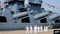 Китайские моряки возле российского противолодочного корабля "Адмирал Виноградов". КНДР, Циндао, 23 апреля 2012 года