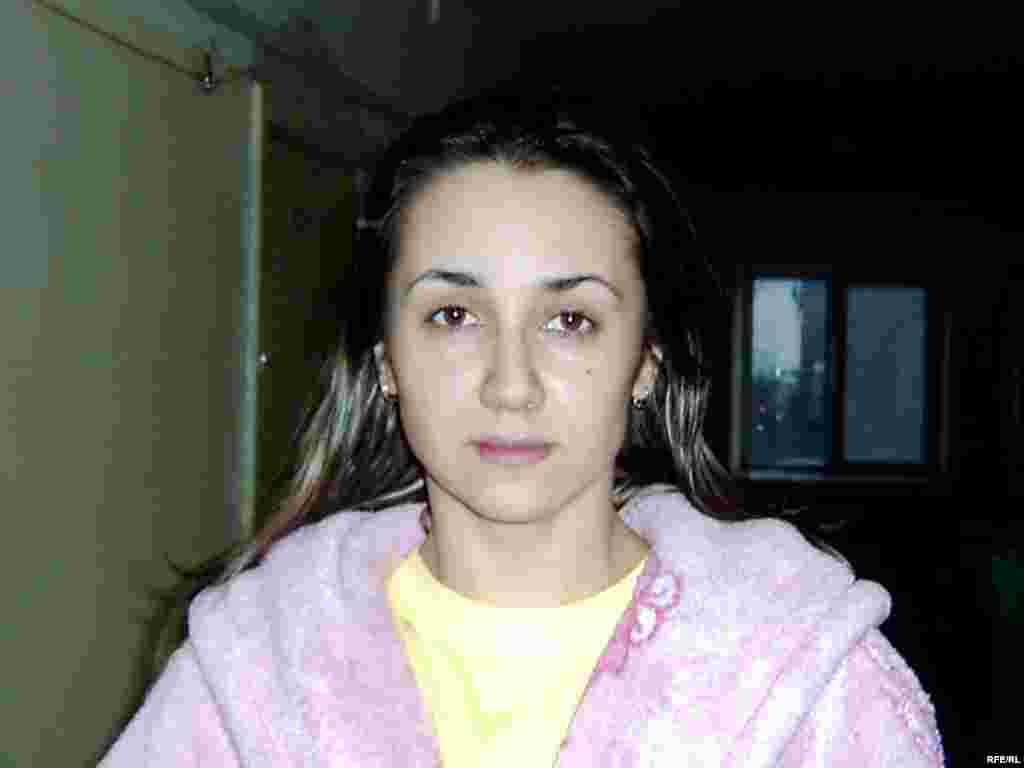 Әртіс Елена Безбородова зеңденіп кеткен жатақхана қабырғаларын күнде хлормен тазалайды. - Актриса Елена Безбородова  говорит, что стены в общежитии покрыты плесенью. Она чистит хлоркой плесень еженедельно. 